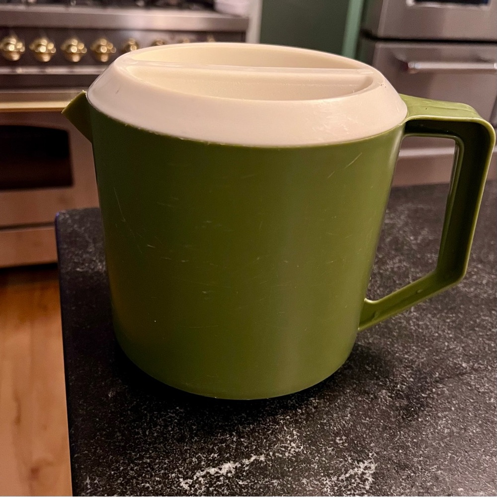 Vintage Rubbermaid Avocado green 1 1/2 quart Pitcher